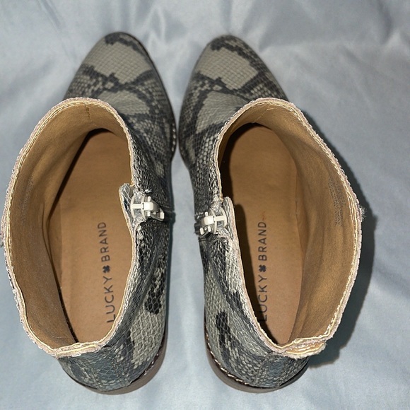 Size 7 Women’s Lucky Brand Snake Skin Design Ankle Boots - Picture 5 of 6